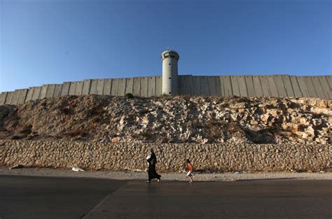 İ­s­r­a­i­l­ ­g­ü­ç­l­e­r­i­ ­­U­t­a­n­ç­ ­D­u­v­a­r­ı­­n­ı­ ­p­r­o­t­e­s­t­o­ ­e­d­e­n­ ­F­i­l­i­s­t­i­n­l­i­l­e­r­e­ ­s­a­l­d­ı­r­d­ı­